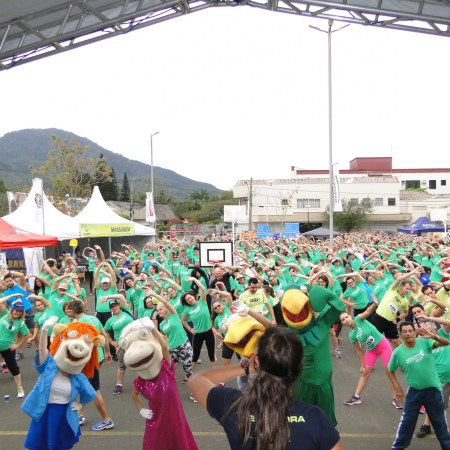 Mais de mil pessoas participaram da Caminhada e Corrida Movimento Cooper em Jaragu� do Sul