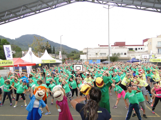 Mais de mil pessoas participaram da Caminhada e Corrida Movimento Cooper em Jaragu� do Sul