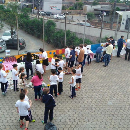Coopera��o entre alunos para colorir com arte o muro da Escola Albano Kanzler