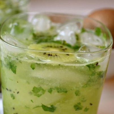 Caipirinha de Kiwi com Hortel�