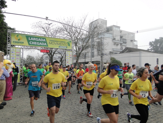 Caminhada e Corrida Movimento Cooper reuniu aproximadamente 1,4 mil pessoas em Blumenau