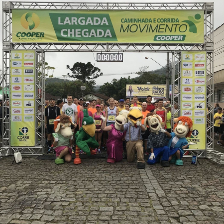 Cerca de mil pessoas participaram da Caminhada e Corrida Movimento Cooper, etapa Jaragu� do Sul