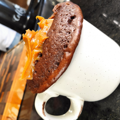 Bolo de caneca e espuma de leite