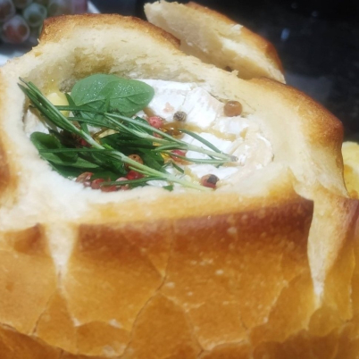 Queijo Assado no p�o com mel e especiarias