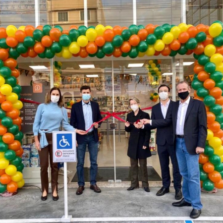 Cooper inaugura primeira farm�cia de rua em Blumenau