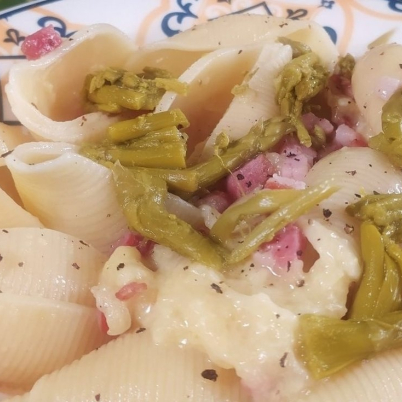 Conchiglione Alfredo com bacon e aspargos 