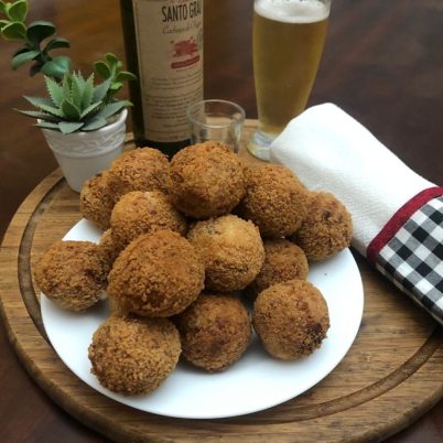 Bolinho de aipim com carne seca 