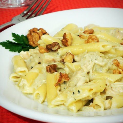 Penne na manteiga com nozes e uvas passas