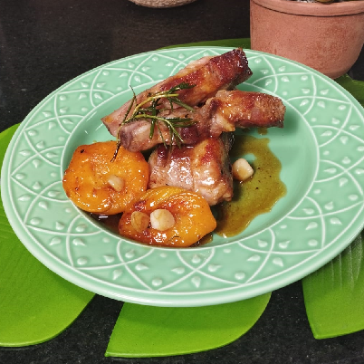 Costelinha su�na com p�ssego em calda