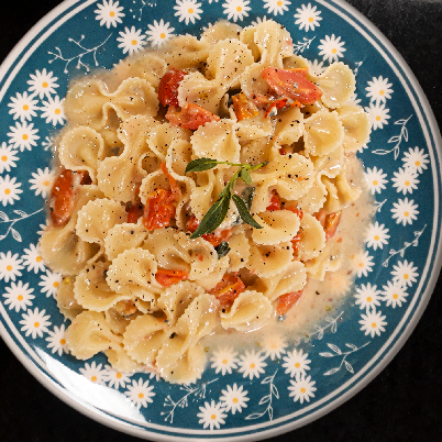 Massa com molho de gorgonzola e tomate seco