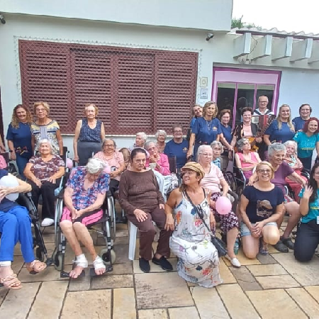 N�cleo Feminino da Rede Cooper promove a��o social em casa de repouso