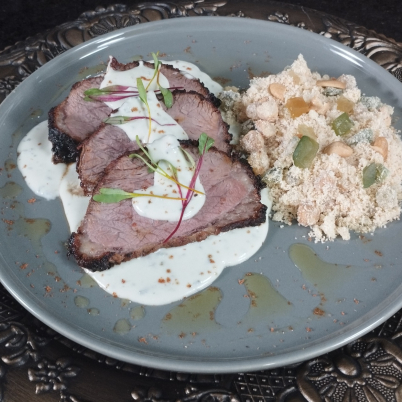 Maminha com dry rub, molho de gorgonzola e farofa natalina