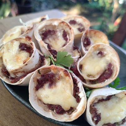 Canudinho de tortilha com carne mo�da e queijo