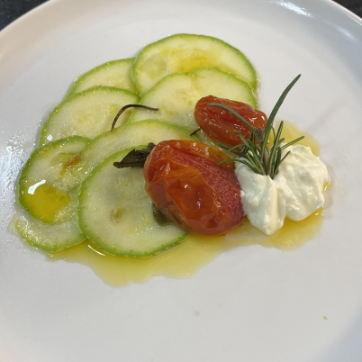 Carp�ccio de abobrinha com tomatinhos assados e coalhada c�trica