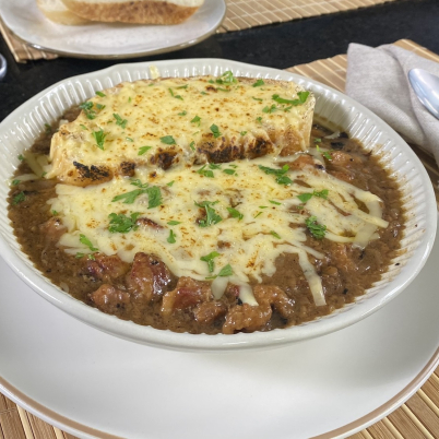 Sopa de cebola gratinada com carne su�na