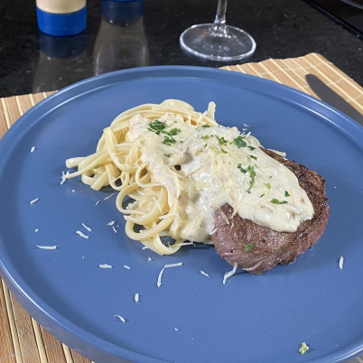 Medalh�es ao molho de maionese com linguine 