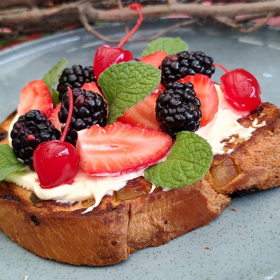 Rabanada de panettone com nata e morangos