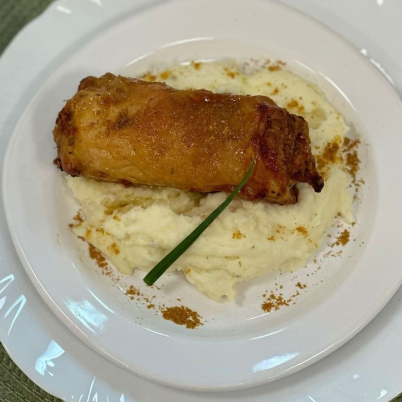 Aligot com sobrecoxa rolê e azeite de Curry