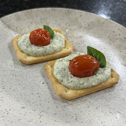 Torradas com pat� de castanha-do-Brasil e tomates confit