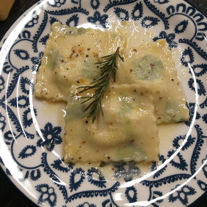RAVIOLI ESTAMPADO, RECHEADO COM RICOTA E ESPINAFRE NA MANTEIGA