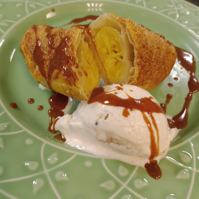 Rolinhos crocantes de banana na fritadeira el�trica com calda quente de doce de leite e sorvete de creme
