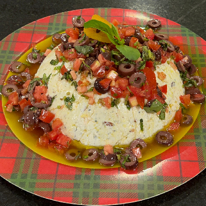 Terrine de gorgonzola, nozes e damasco com azeite de azeitonas pretas e tomate fresco