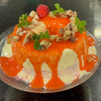 Sorvete de limão com coulis de morango e crocante de castanhas