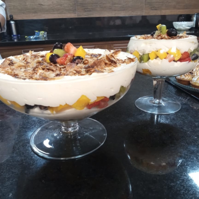 SALADA DE FRUTAS CREMOSA COM MASSA FOLHADA