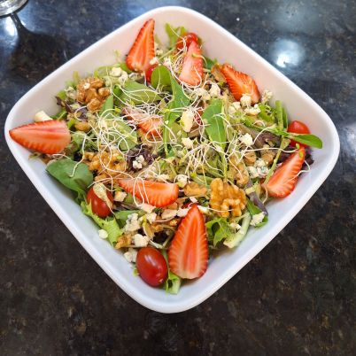 SALADA VERDE COM NOZES, GORGONZOLA E MOLHO CAESAR