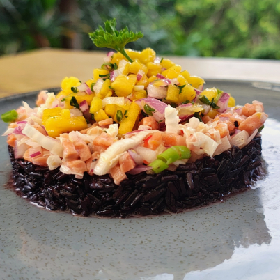 Arroz negro com tartar de salm�o e vinagrete de manga