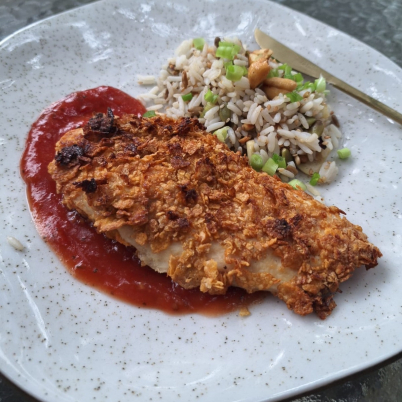 Frango crocante, molho de tomate caseiro de forno e arroz tostado com sementes