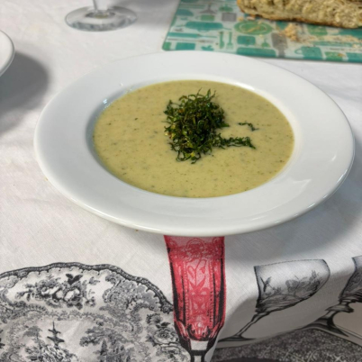 CREME DE BATATA COM CEBOLA E ESPINAFRE E COUVE CRISPY