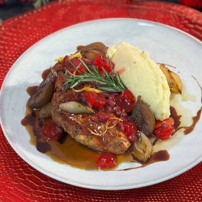 Peito de frango ao molho de Cerejas, mel e Rom� 