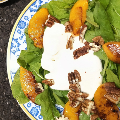 Salada de R�cula, P�ssego Grelhado e Burrata com Redu��o de vinho branco