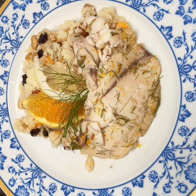 Til�pia grelhada com crosta de ervas e c�tricos, acompanhada de cuscuz marroquino com manga e castanhas