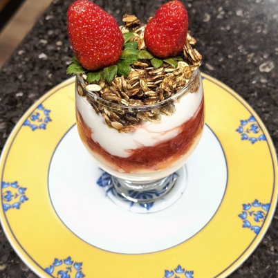 Ta�a de iogurte grego com compota r�pida de morangos ao licor de laranja e farofa crocante de aveia