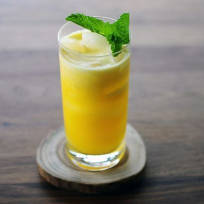 Suco de casca de abacaxi com hortel�