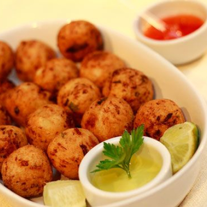 Bolinho de Aipim Recheado com Calabresa