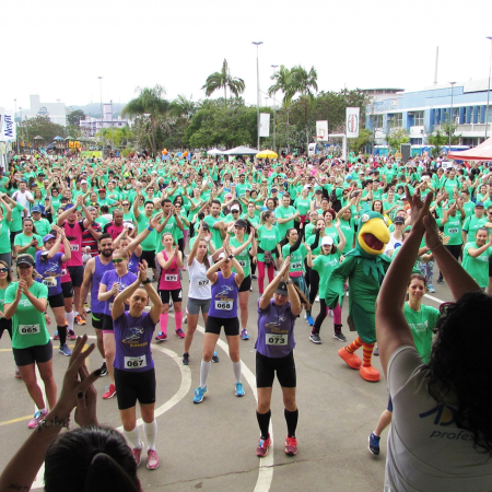 Mais de 1,4 mil pessoas participaram da Caminhada e Corrida Movimento Cooper em Blumenau