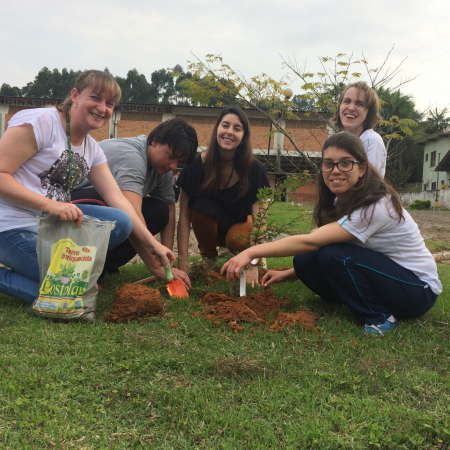 Cooper planta 100 mudas de �rvores em  entidades assistenciais da regi�o